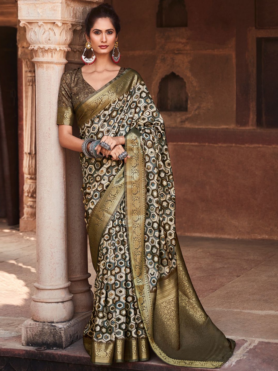 

Panzora Woven Design Zari Sarees, Cream