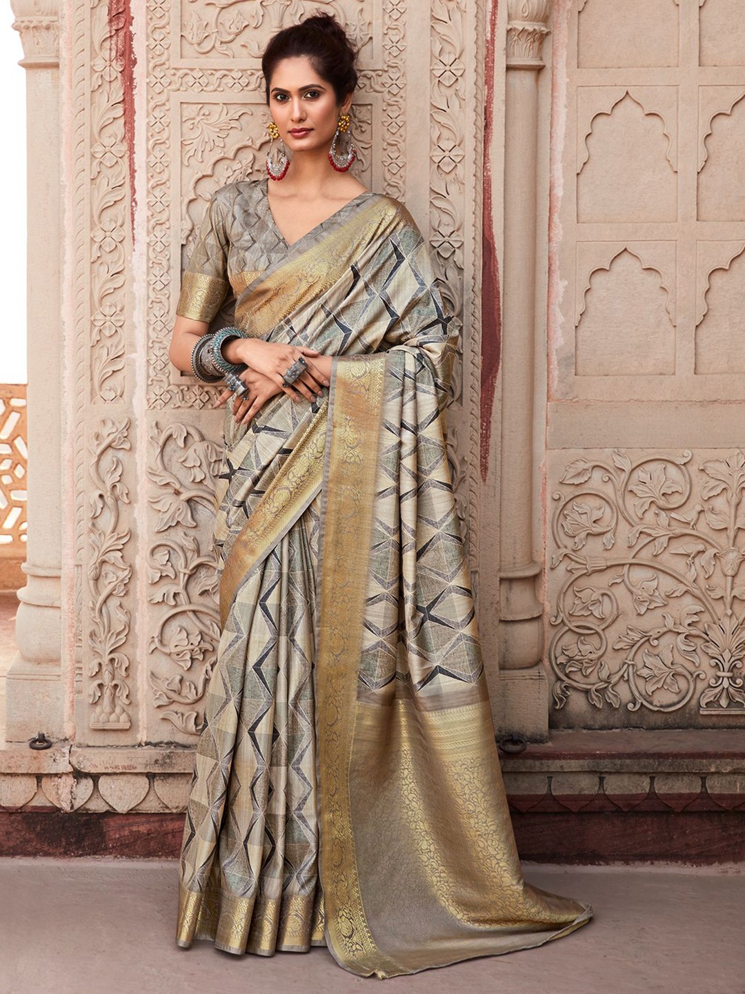 

Panzora Woven Design Geometric Printed Zari Saree, Beige