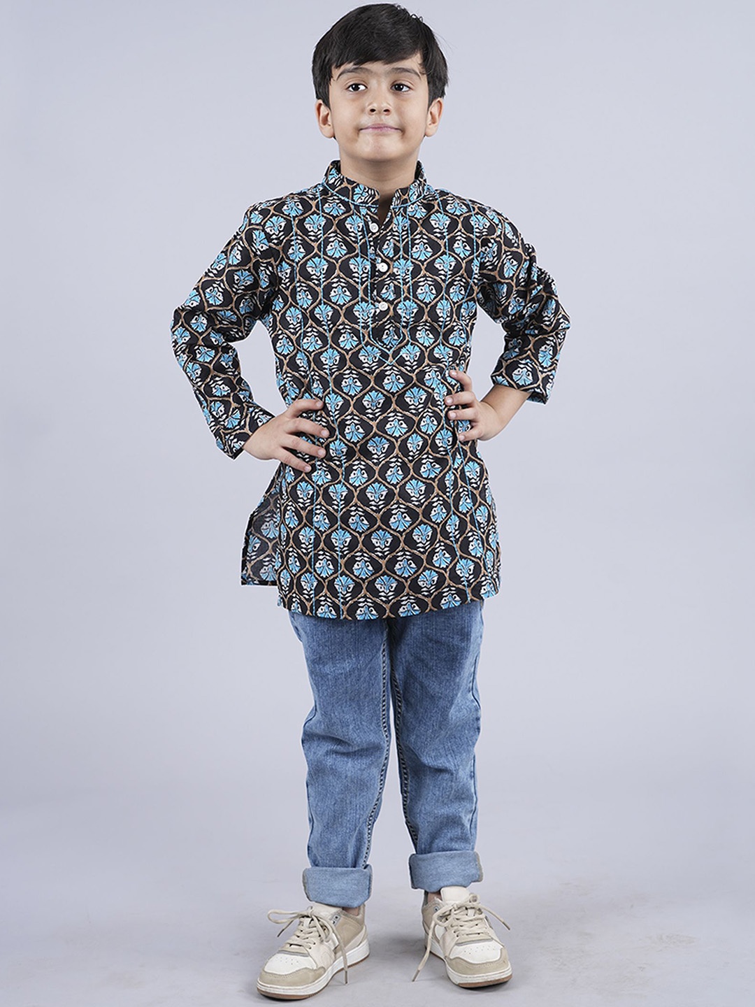 

KiddoPanti Boys Ethnic Motif Printed Pure Cotton Kurta with Trousers, Black