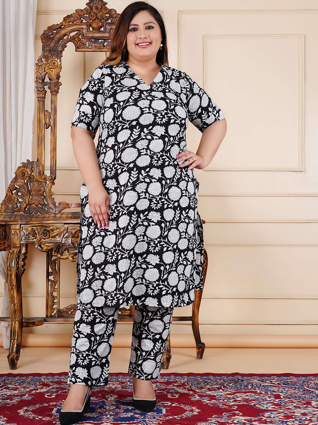

Chaukas Plus Size Floral Printed V-Neck Straight Pure Cotton Kurta with Trousers, Black