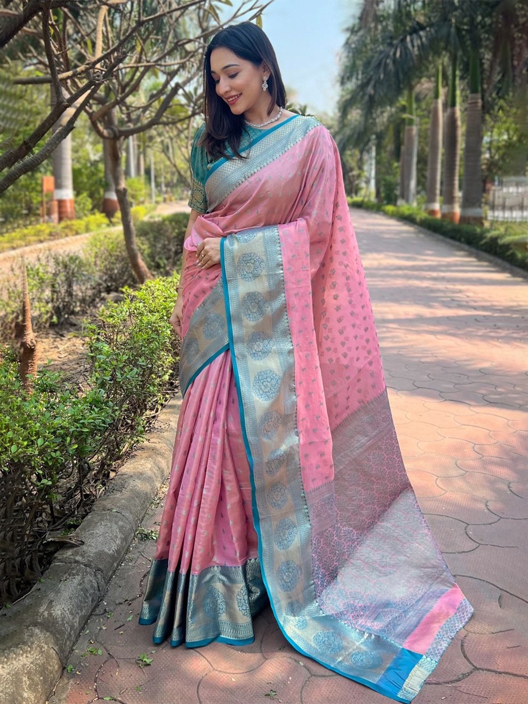 

LeeliPeeri Designer Ethnic Motifs Zari Kanjeevaram Saree, Pink