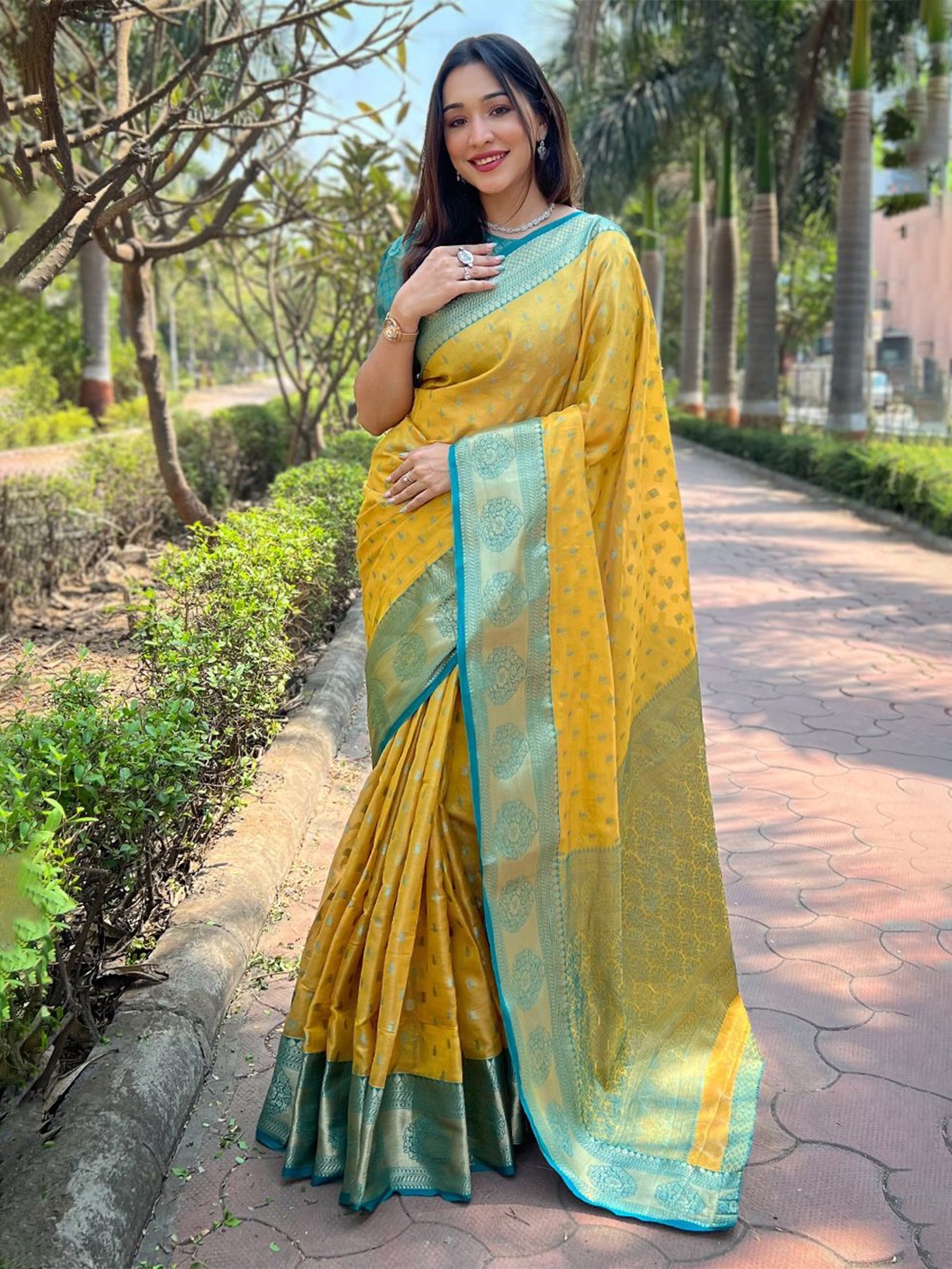 

LeeliPeeri Designer Woven Design Zari Kanjeevaram Saree, Yellow