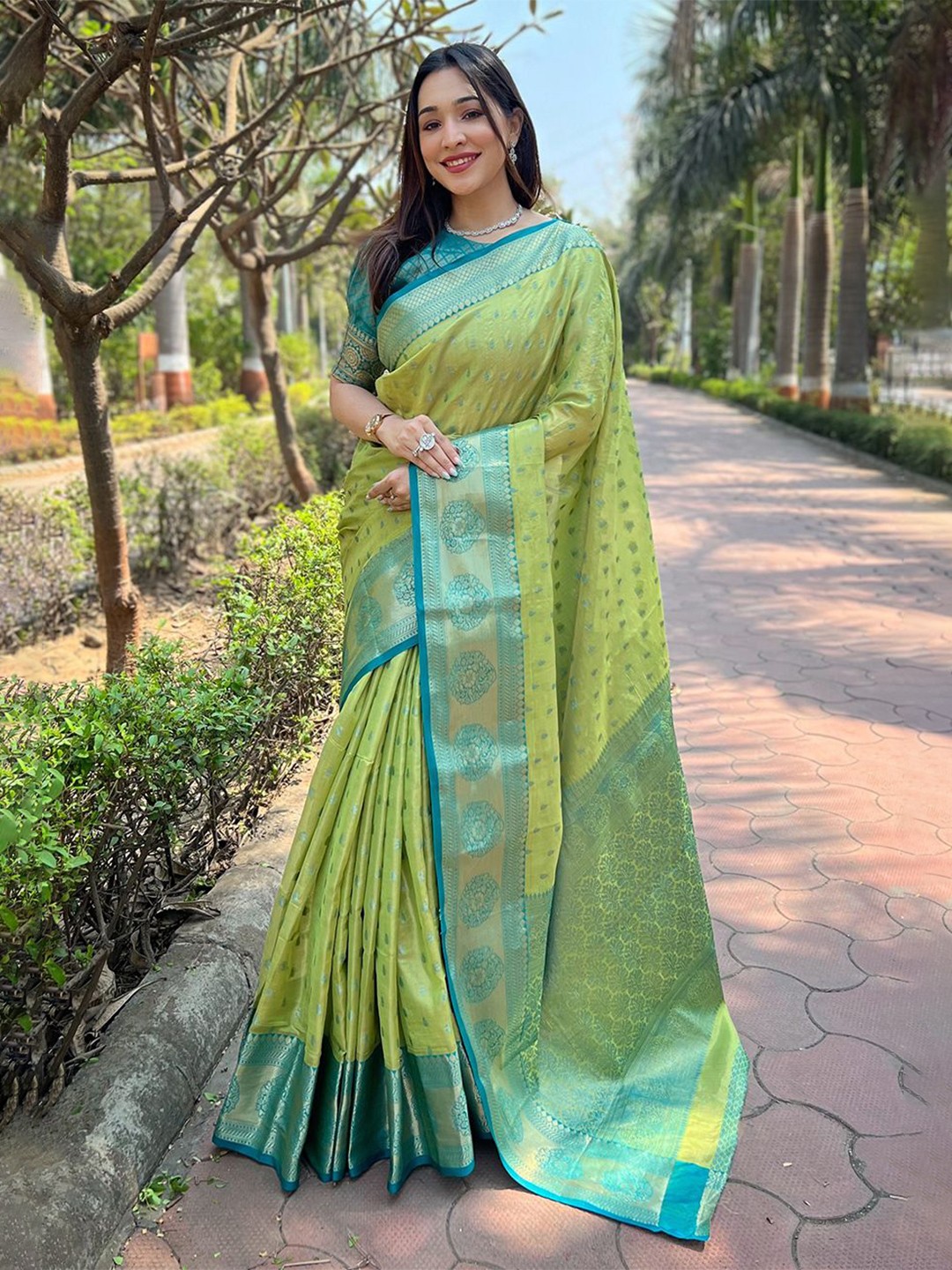 

LeeliPeeri Designer Woven Design Zari Kanjeevaram Saree, Green