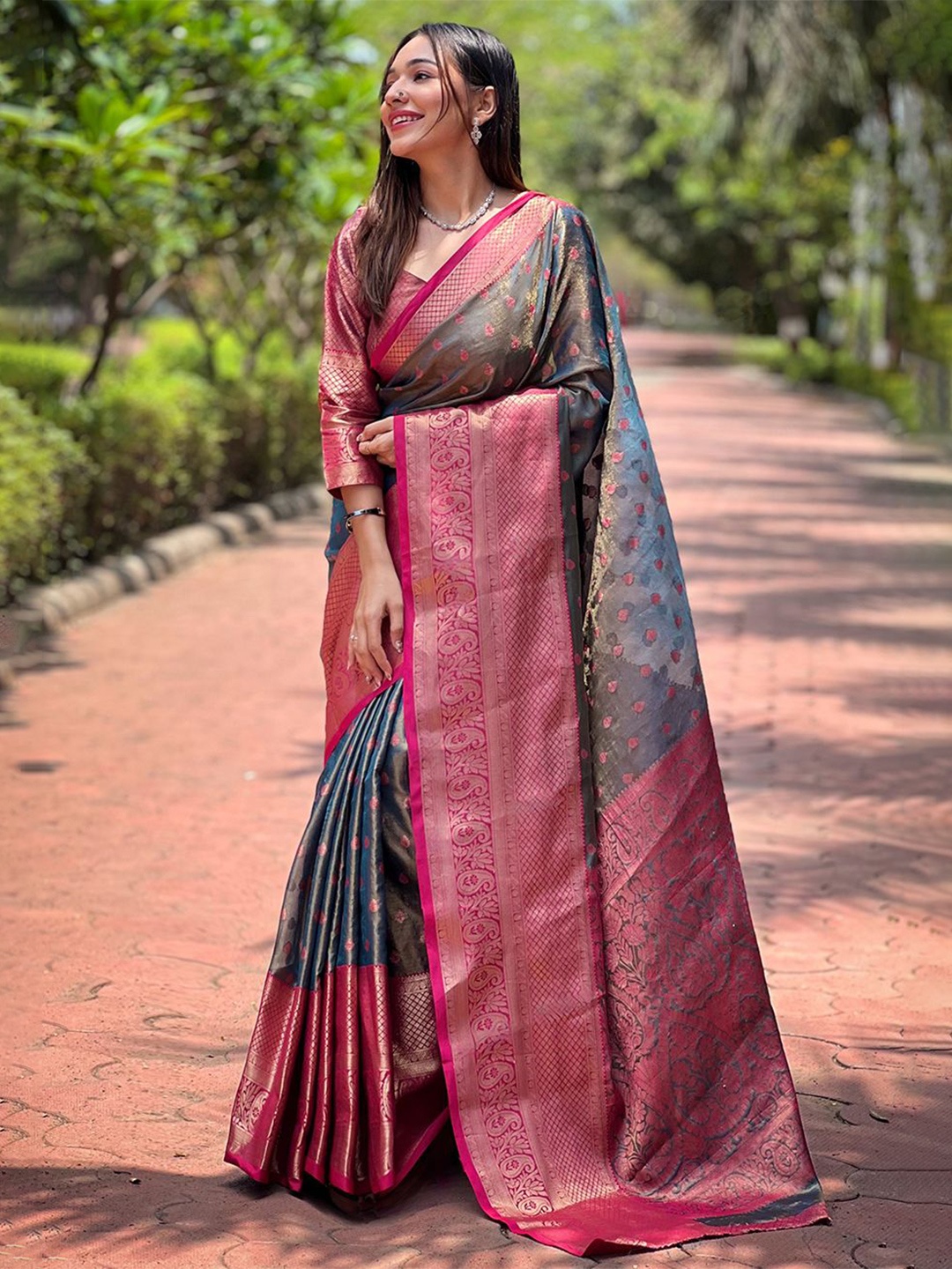 

LeeliPeeri Designer Woven Design Zari Kanjeevaram Saree, Grey