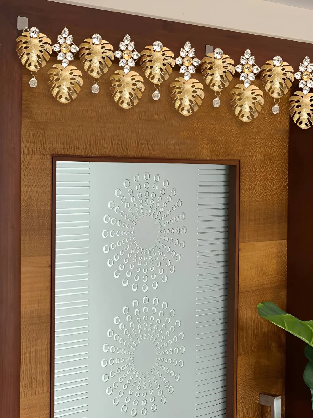 

THE HOME CO. Gold Toned Textured Metal Toran Festive Decor