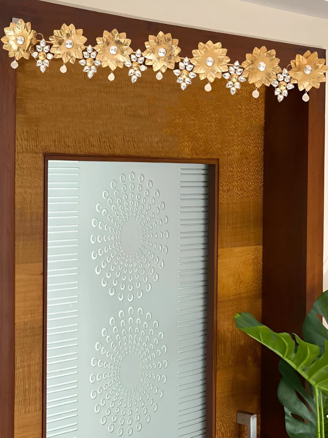 

THE HOME CO. Gold Toned Textured Metal Toran Festive Decor