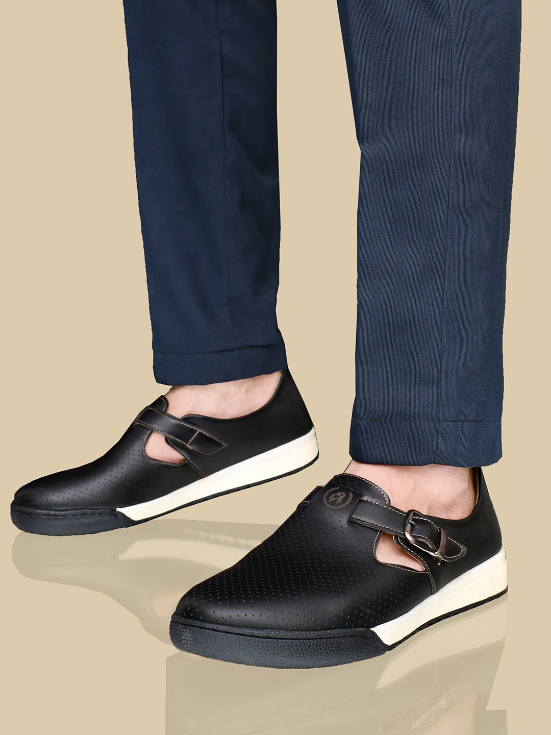 

Big Boon Men Colourblocked Slip-On Sneakers, Black