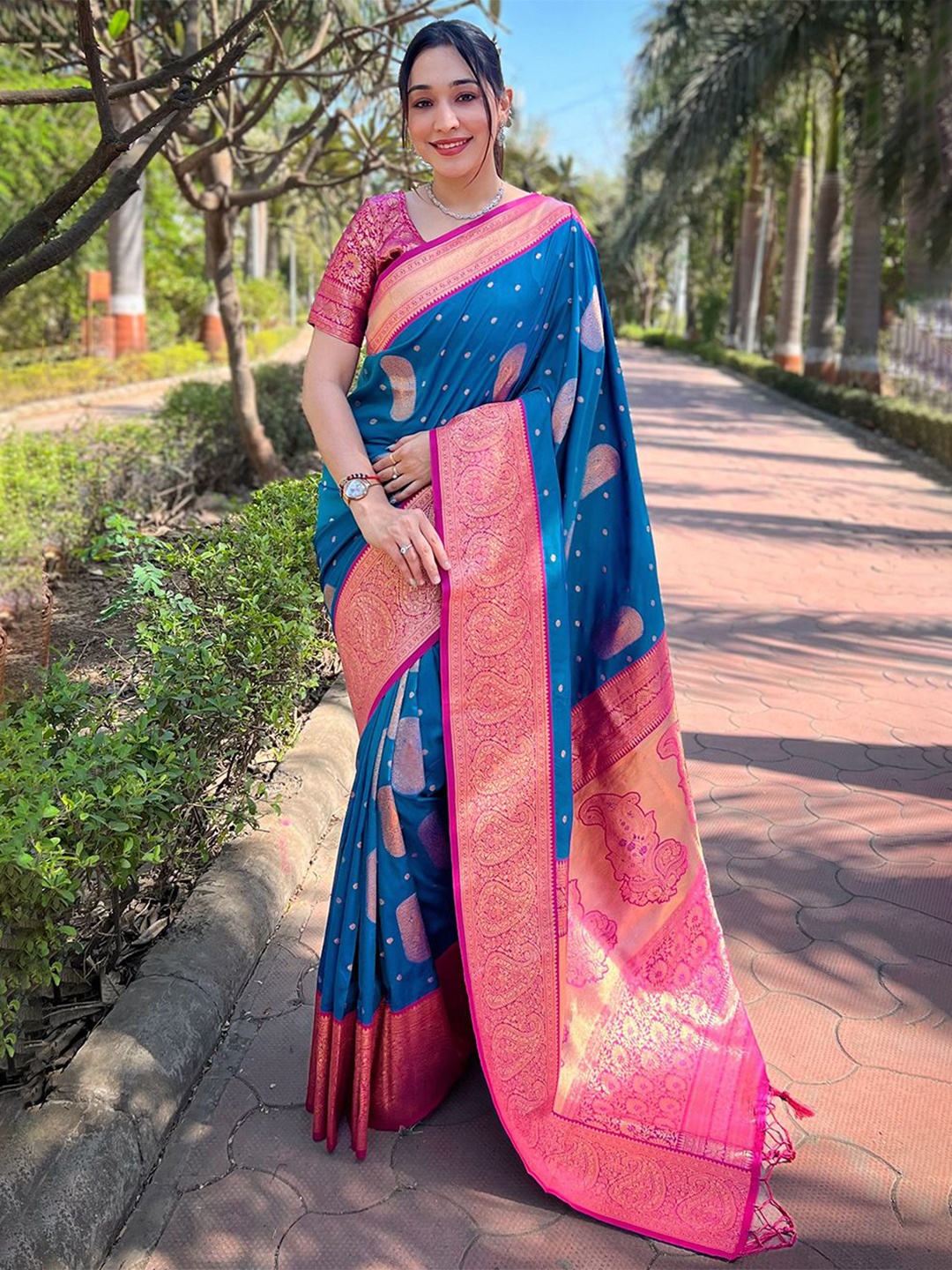 

LeeliPeeri Designer Woven Design Zari Banarasi Saree, Navy blue