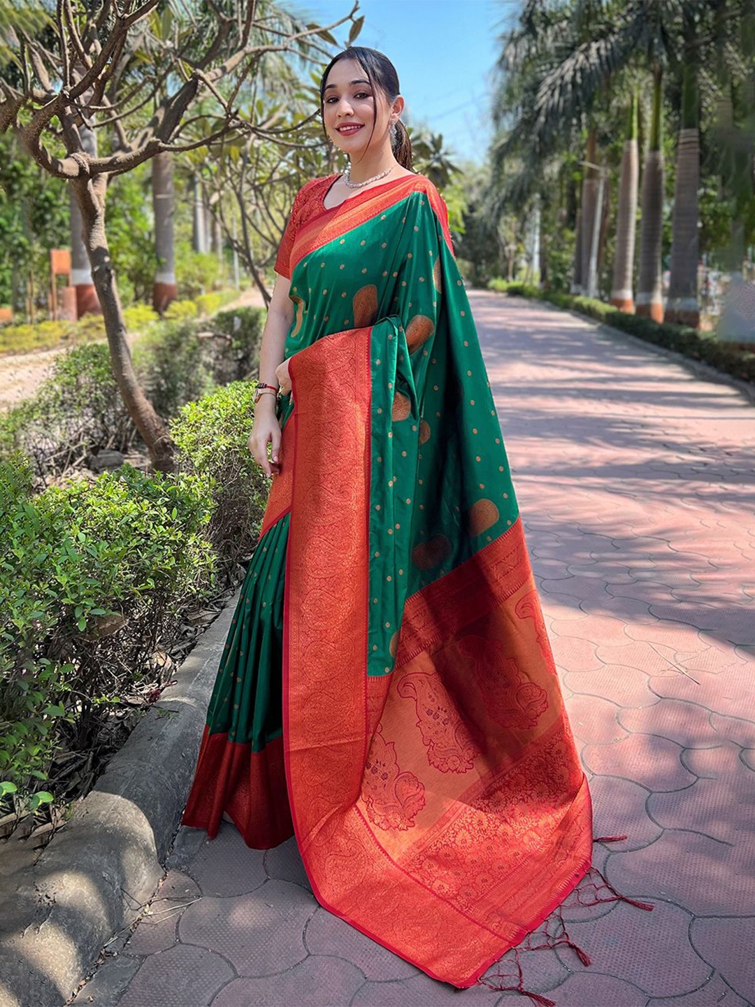 

LeeliPeeri Designer Woven Design Zari Banarasi Saree, Green