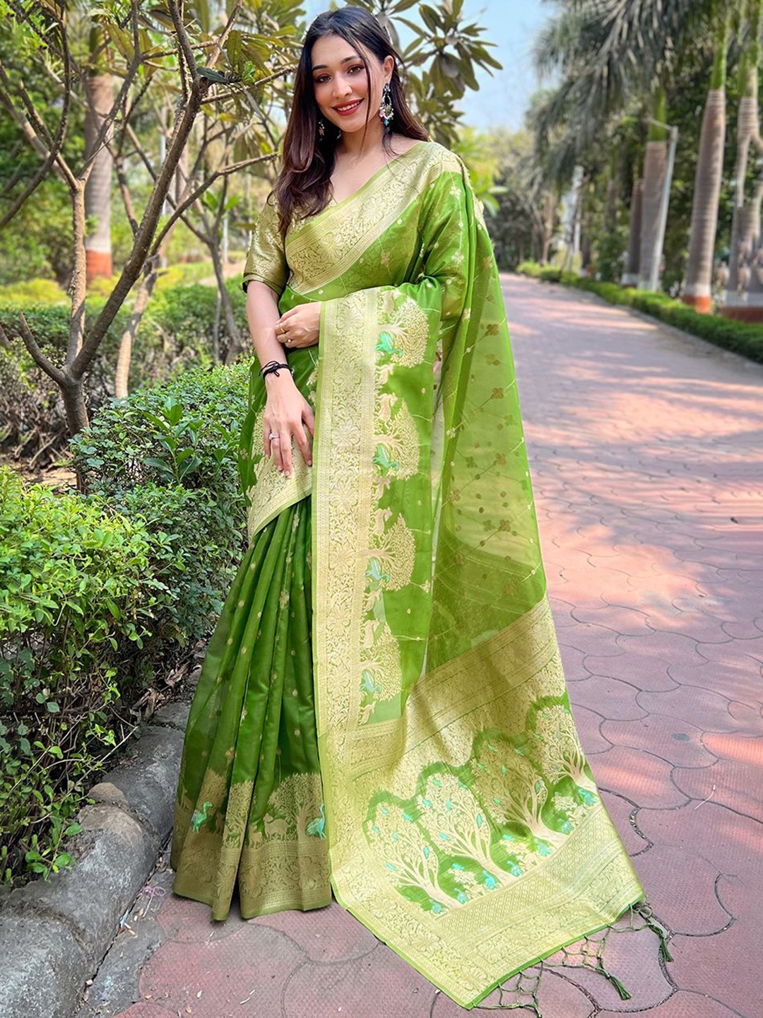 

LeeliPeeri Designer Woven Design Zari Organza Paithani Saree, Green