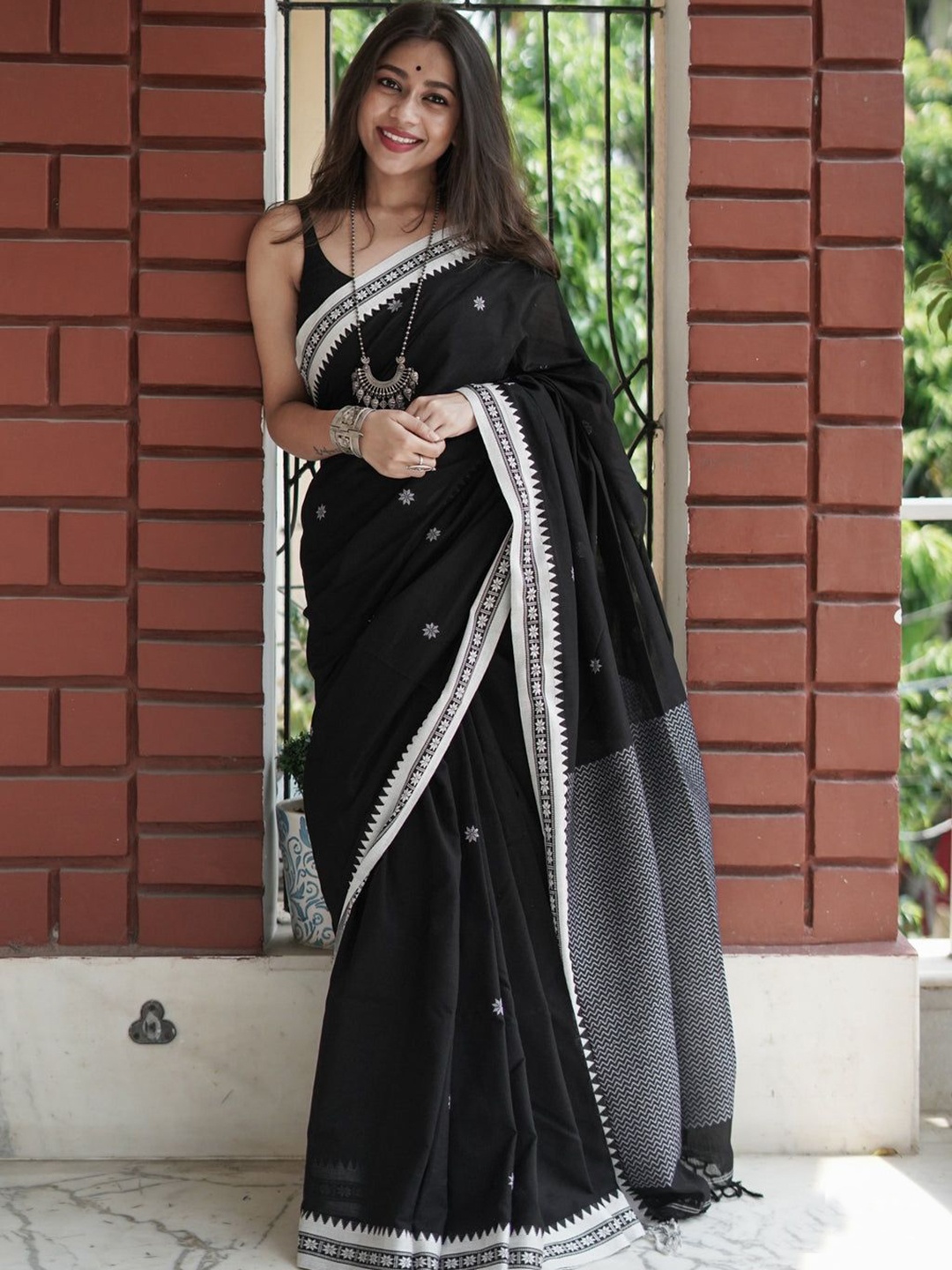 

MORLY Woven Design Zari Kanjeevaram Saree, Black