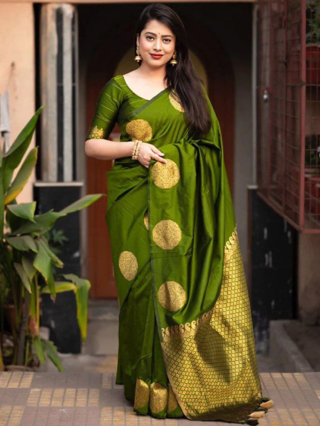 

MORLY Ethnic Motif Zari Woven Kanjeevaram Saree, Green
