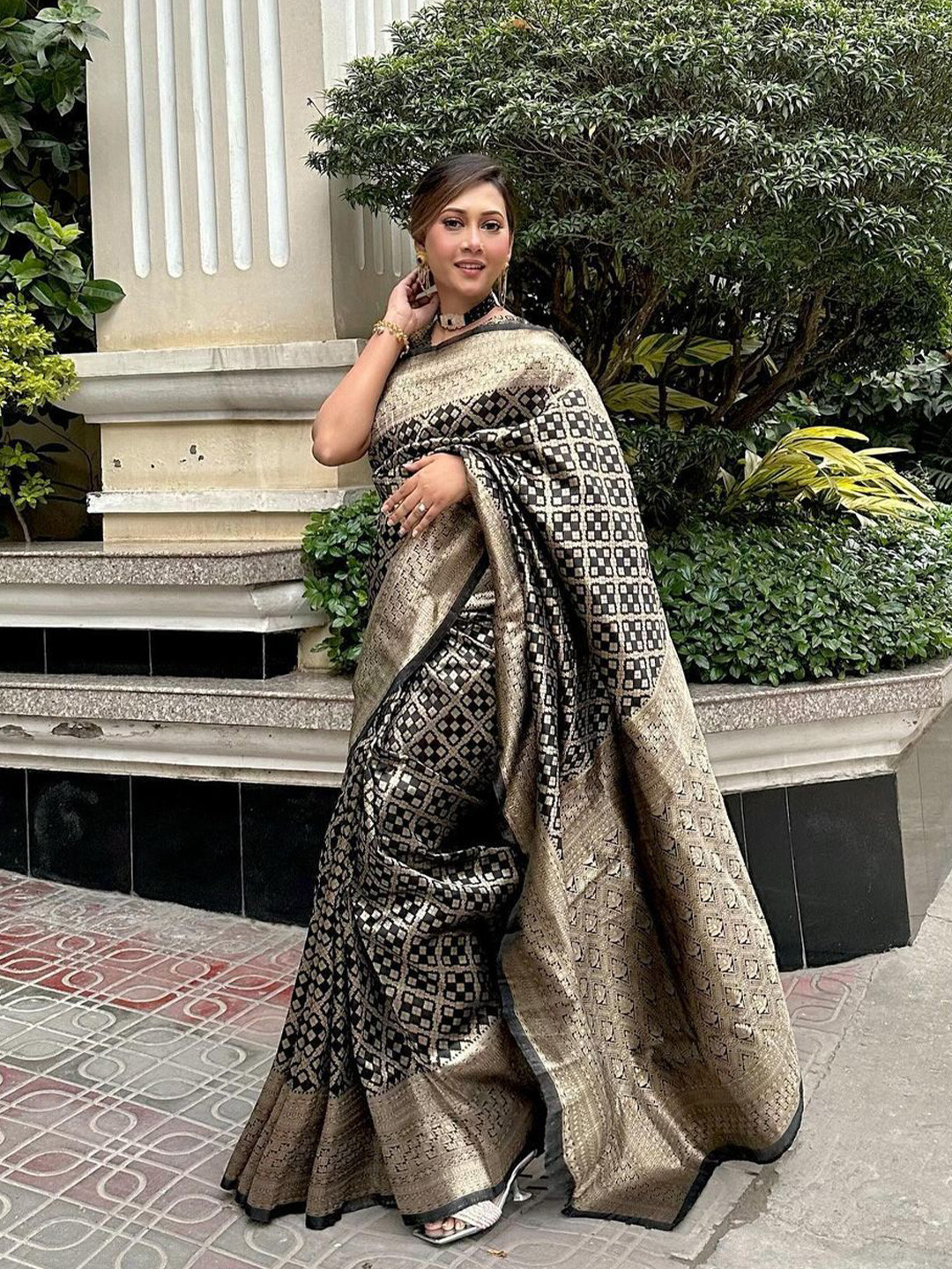 

MORLY Woven Design Zari Kanjeevaram Saree, Black