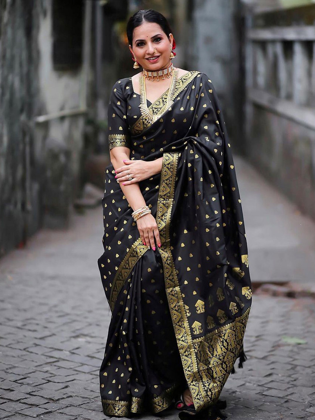 

MORLY Woven Design Zari Kanjeevaram Saree, Black
