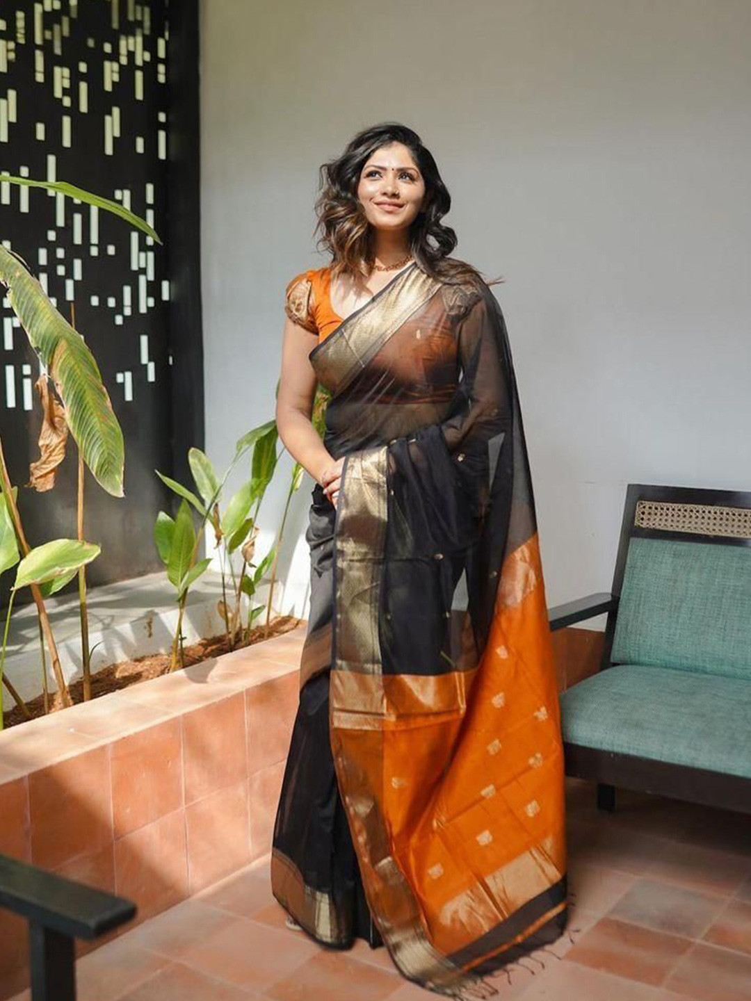 

MORLY Ethnic Motif Zari Woven Kanjeevaram Saree, Black