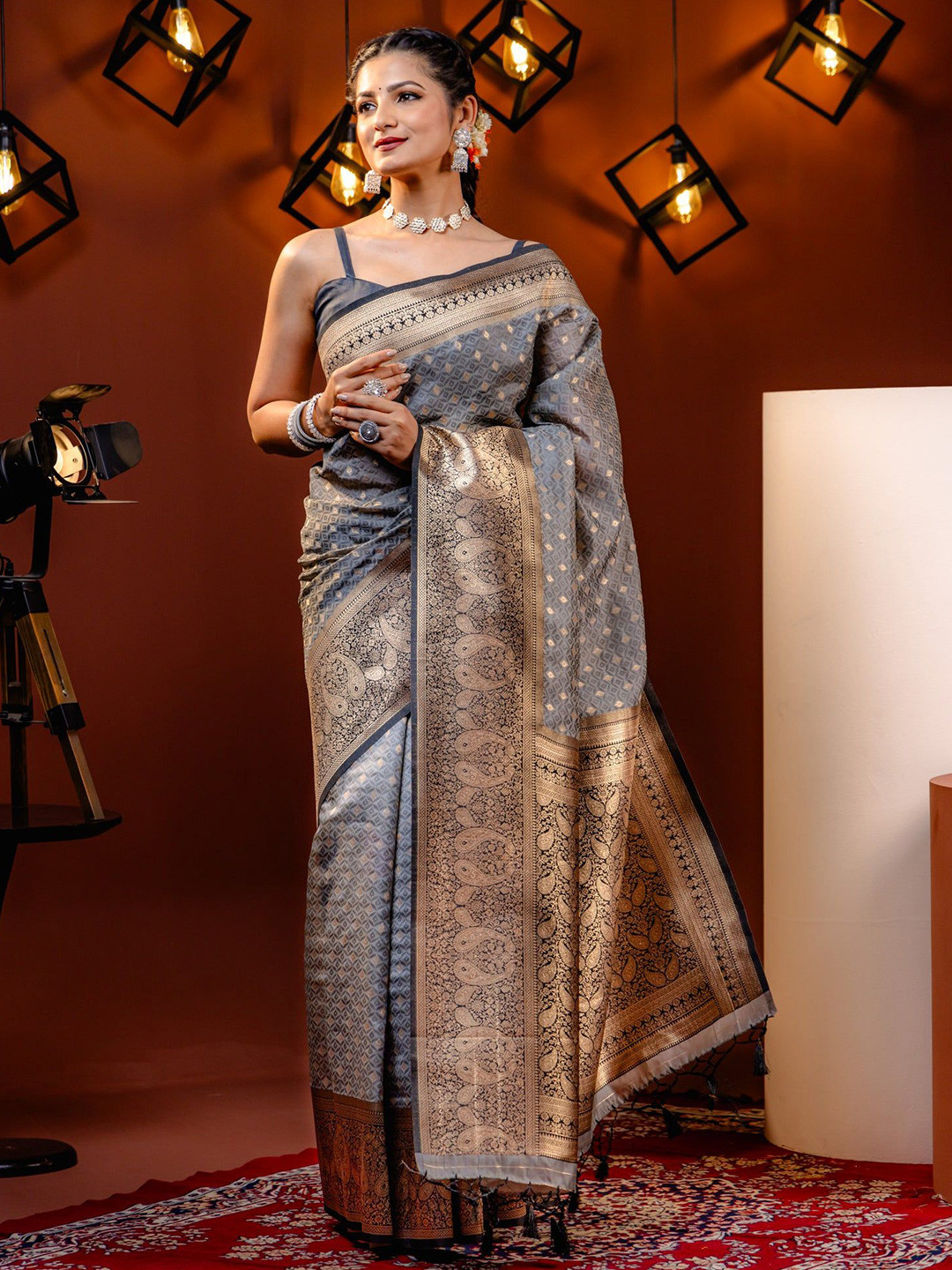 

MORLY Woven Design Zari Kanjeevaram Saree, Grey