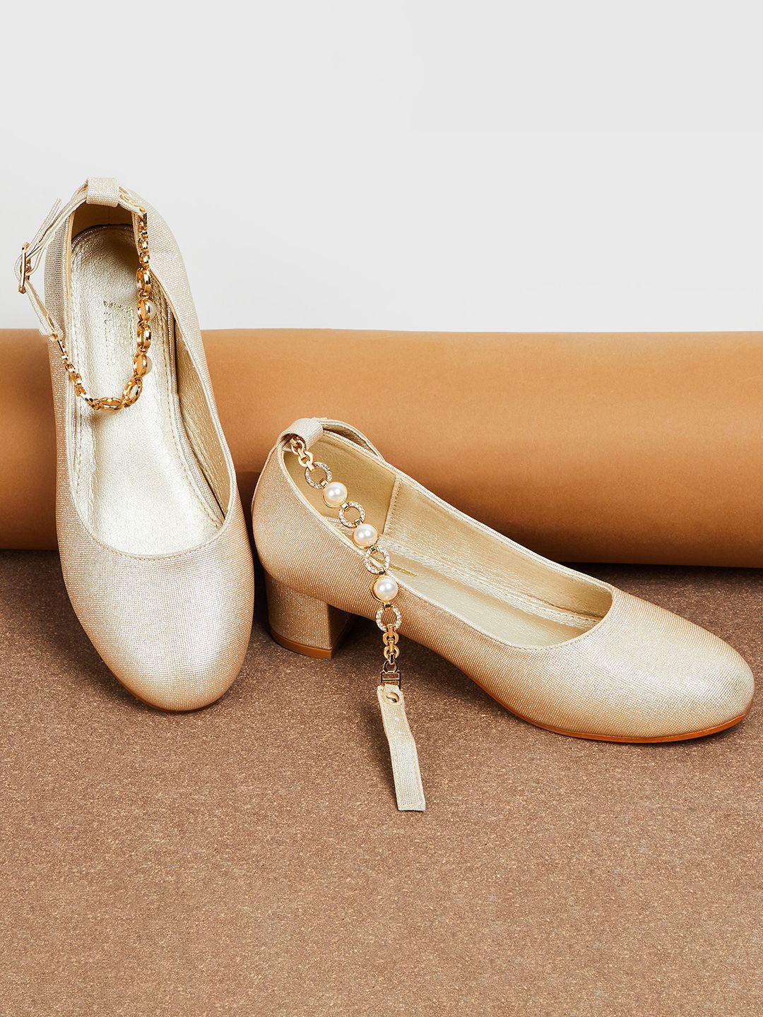 

Fame Forever by Lifestyle Girls Woven Design Flatforms, Gold