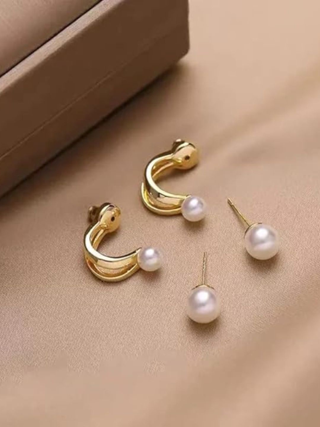 

DressBerry White Gold-Plated Contemporary Studs Earrings