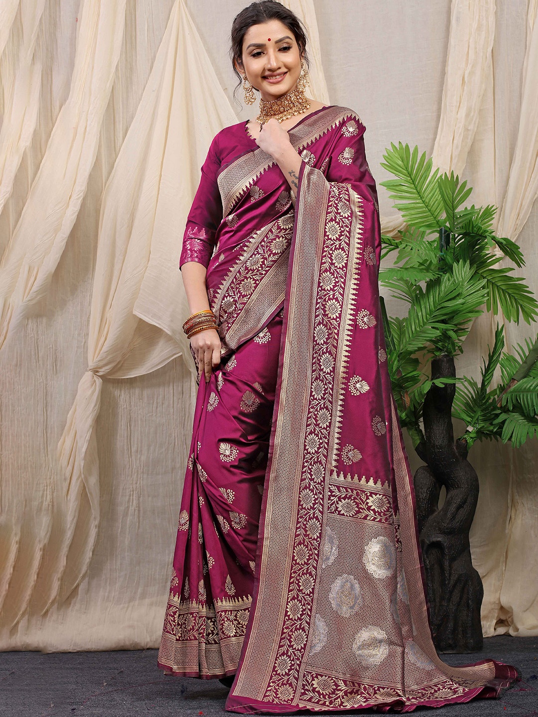 

KIMISHA Ethnic Motifs Zari Woven Kanjeevaram Saree, Burgundy