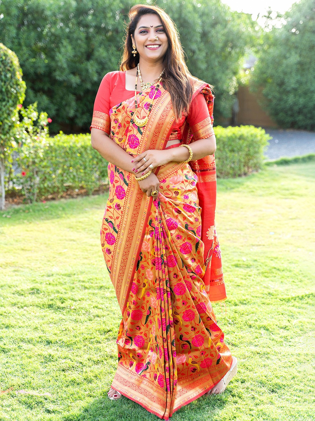 

KIMISHA Floral Zari Banarasi Saree, Red