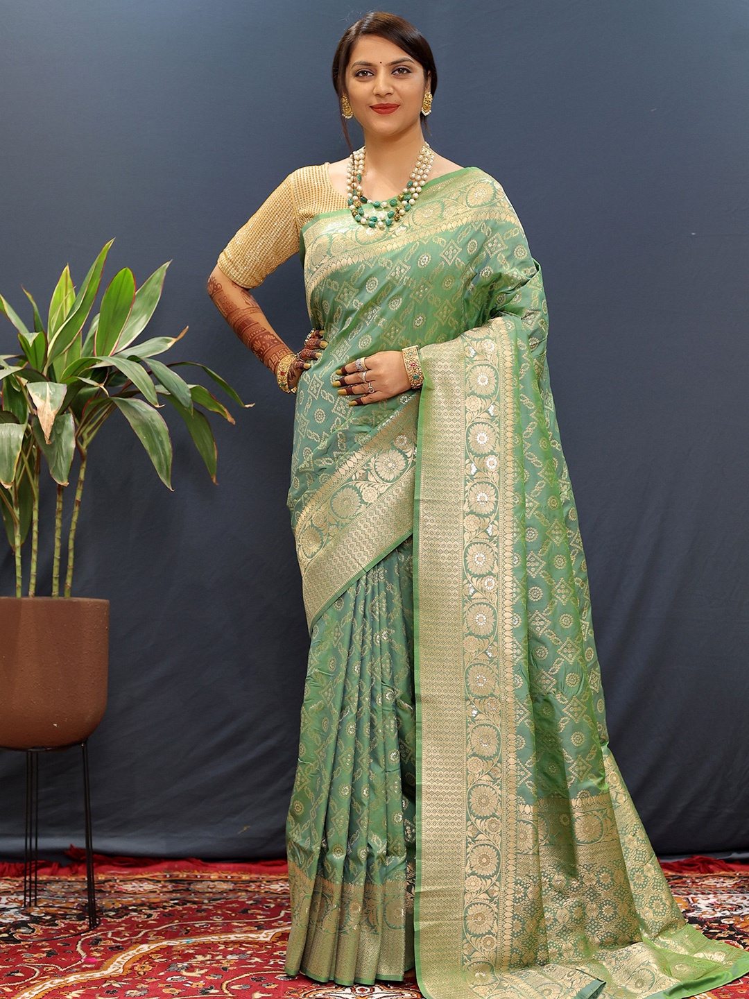 

KIMISHA Woven Design Zari Bandhani Saree, Green