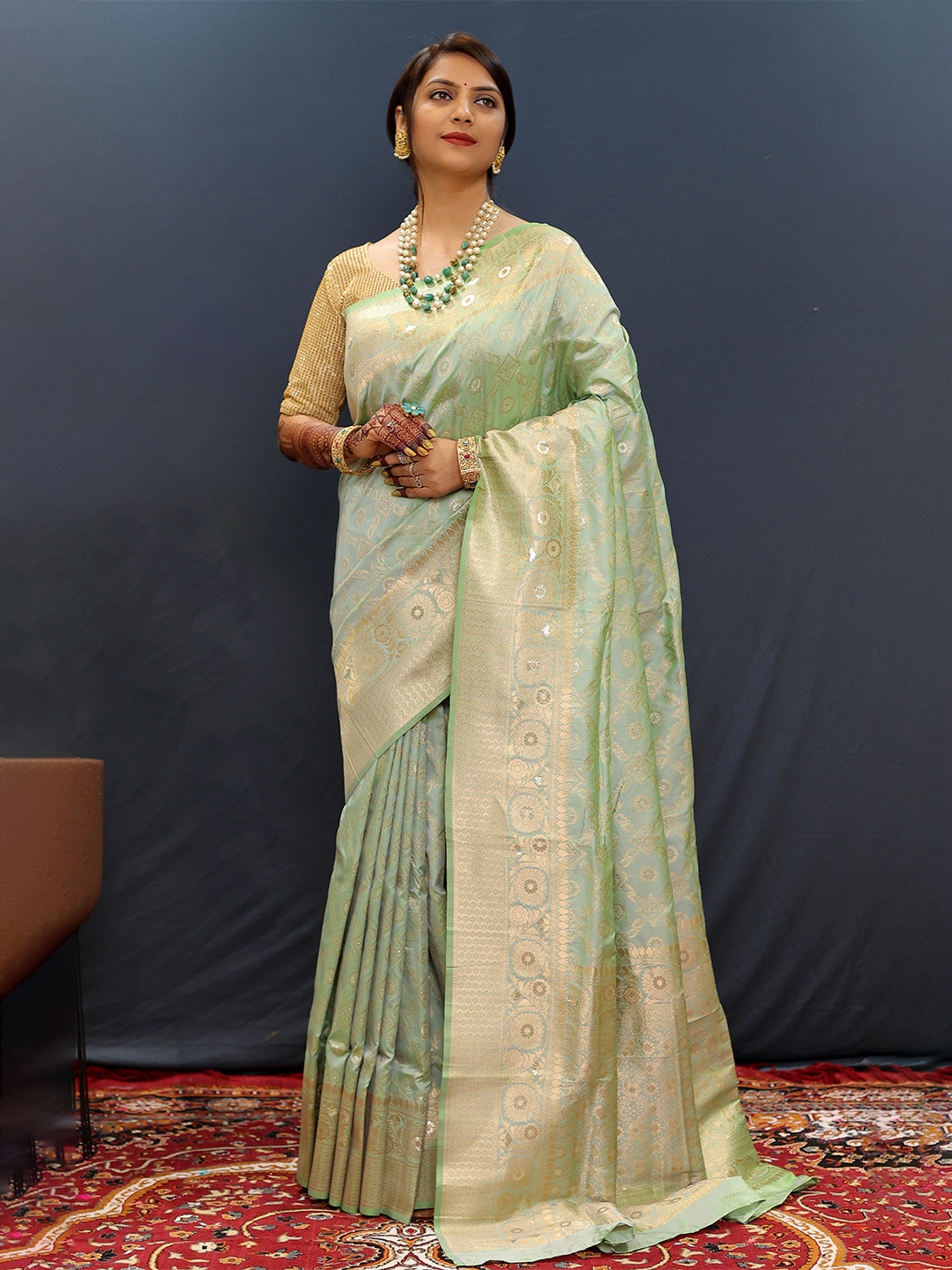 

KIMISHA Woven Design Zari Bandhani Saree, Green
