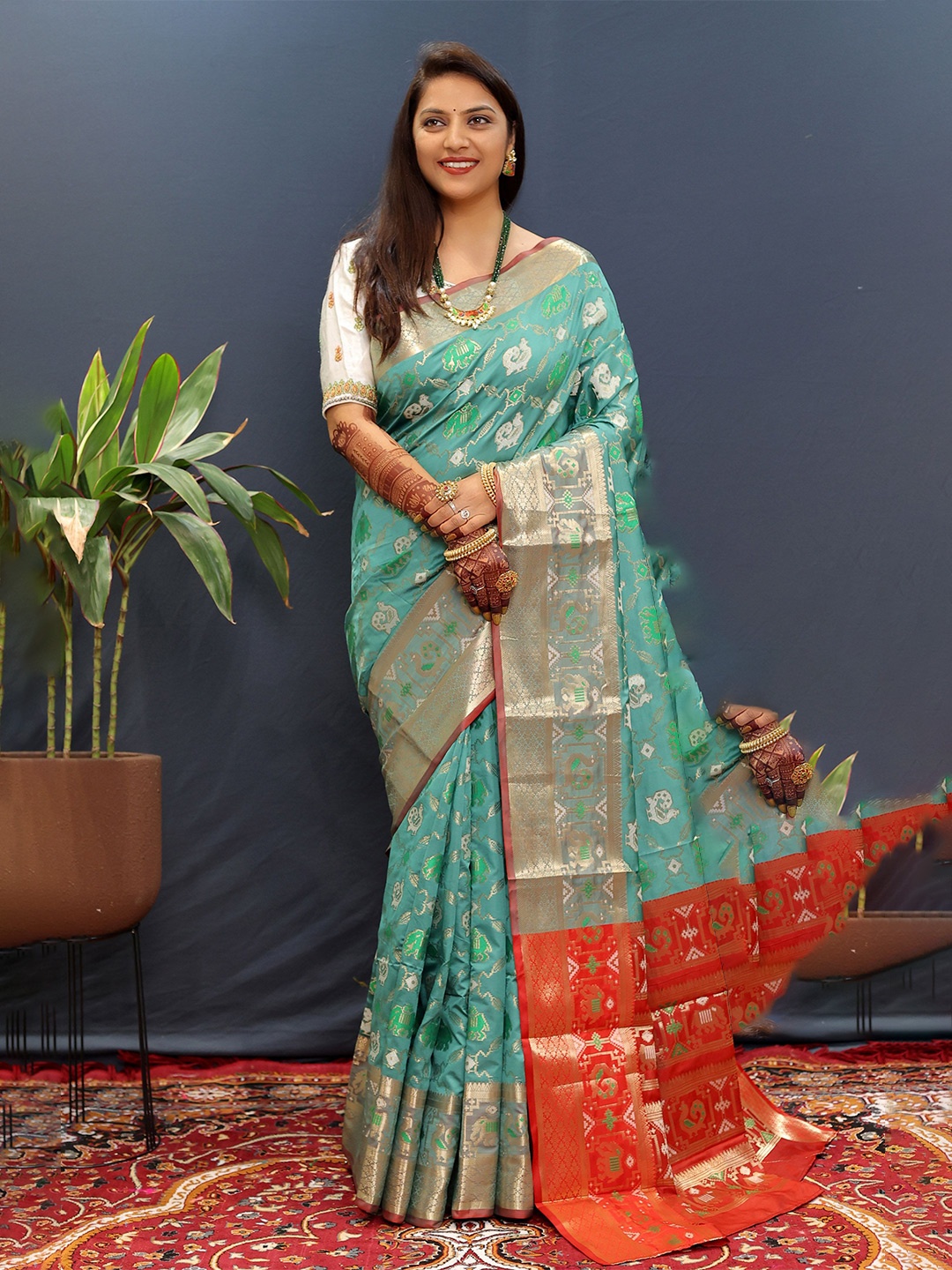 

KIMISHA Ethnic Motifs Zari Patola Saree With Blouse Piece, Sea green