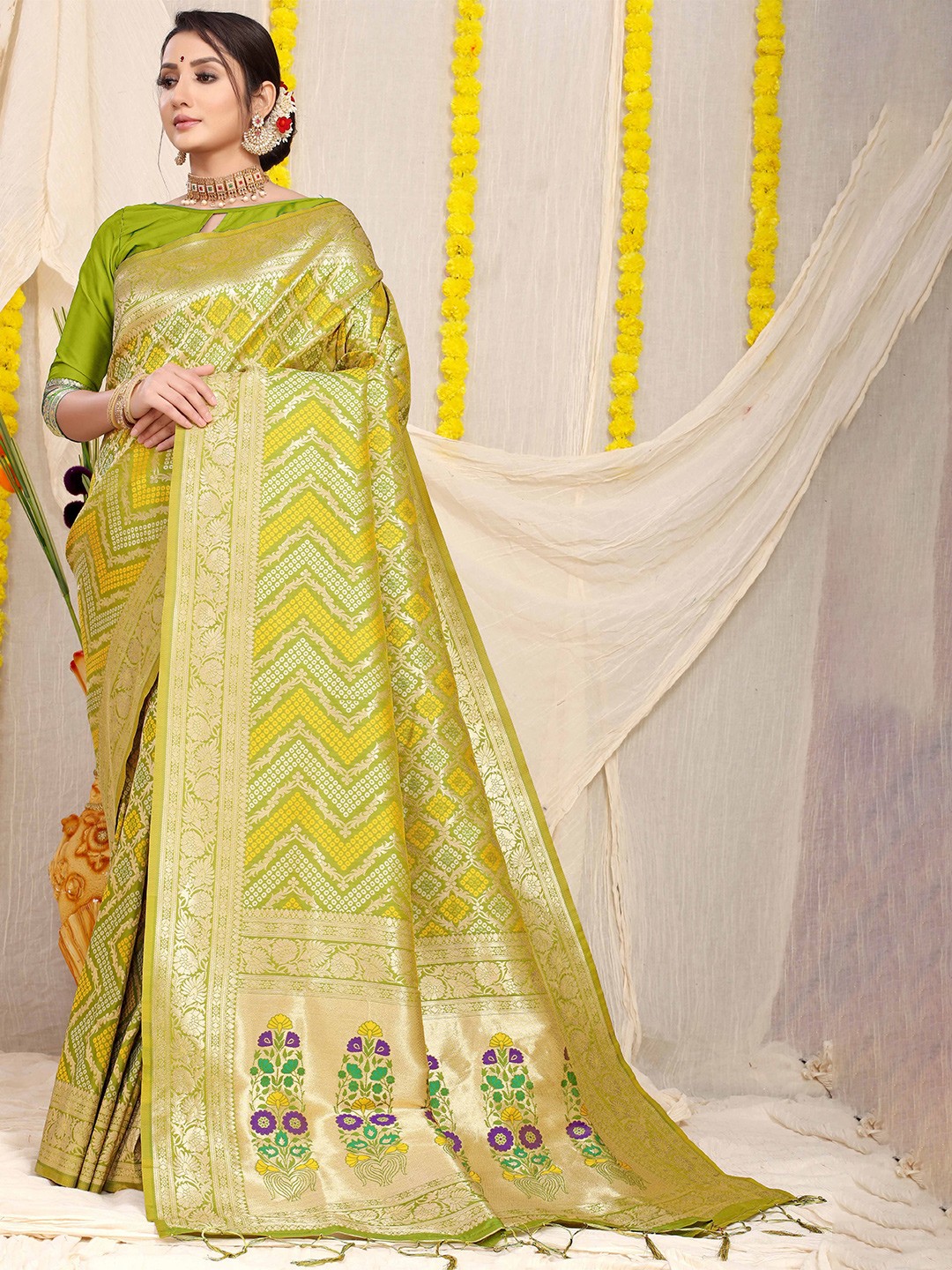 

KIMISHA Woven Design Zari Bandhani Saree, Green