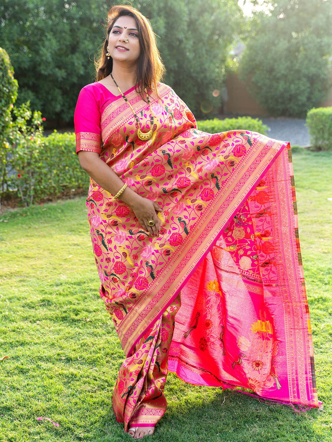 

KIMISHA Ethnic Motifs Zari Woven Design Banarasi Saree, Pink