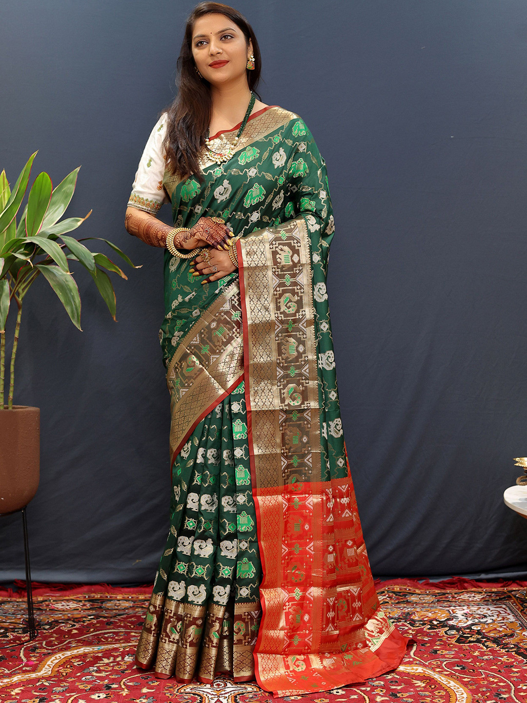 

KIMISHA Ethnic Motifs Zari Patola Saree, Green