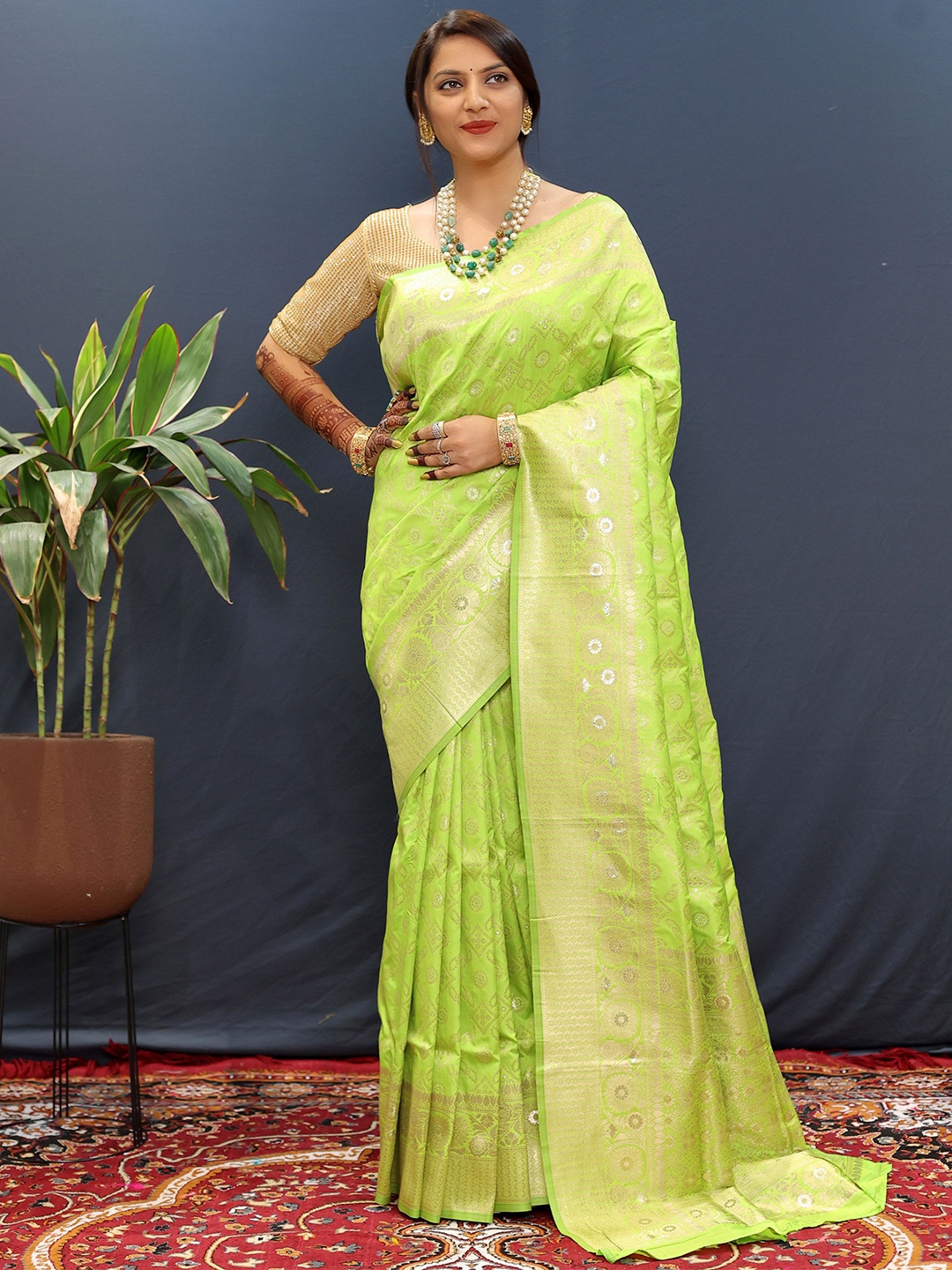 

KIMISHA Woven Design Zari Bandhani Saree, Green