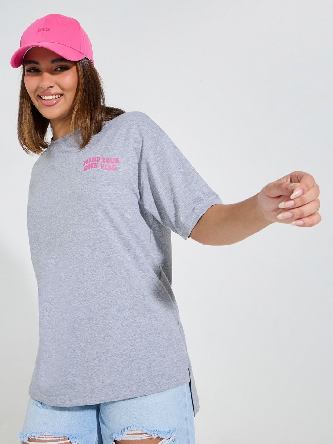 

Styli Women High-Low Hem Slogan Printed Oversized T-shirt With Drop Shoulder, Grey