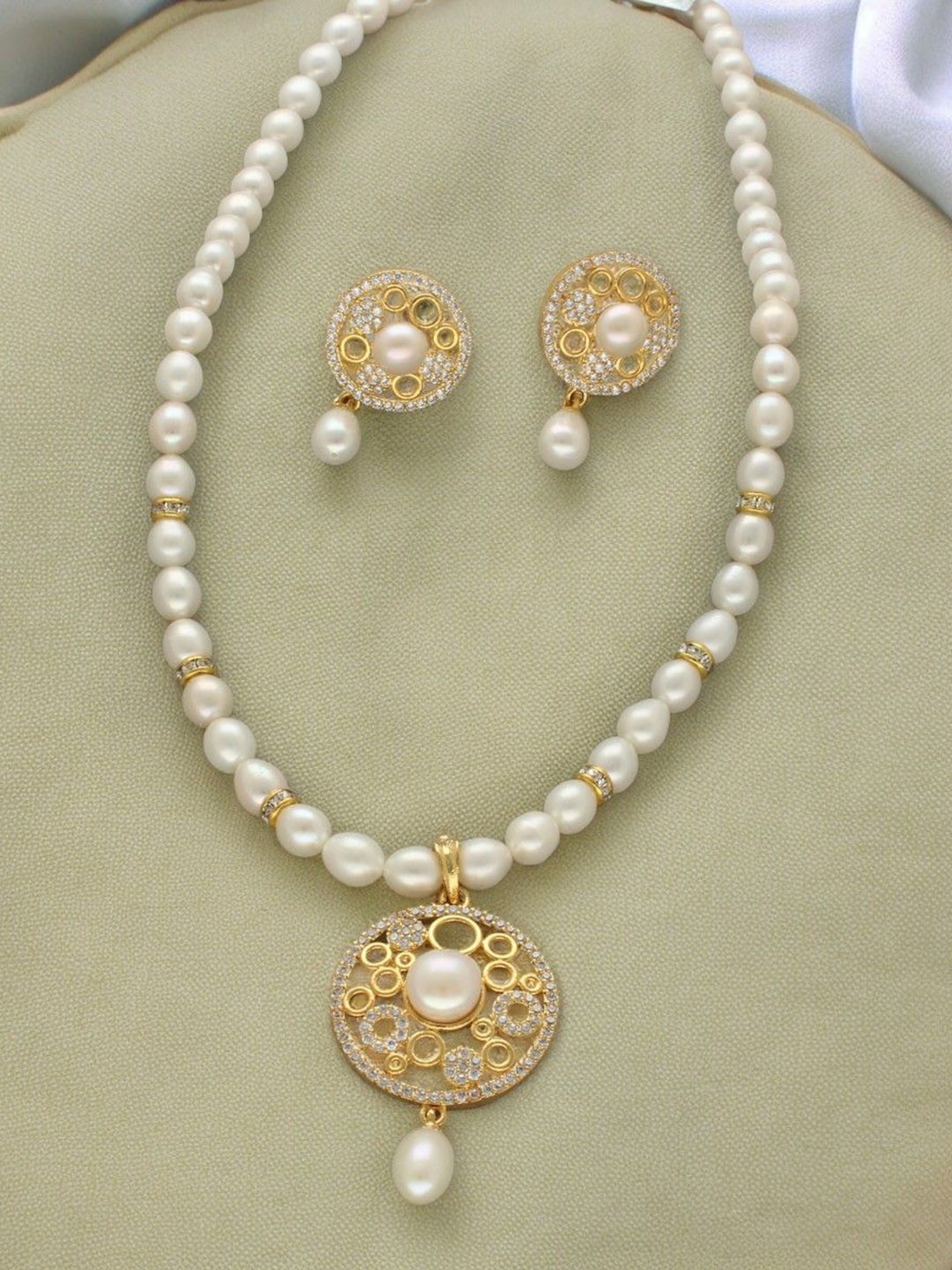 

Sri Jagdamba Pearls Dealer Gold-Plated Pearls Beaded Jewellery Set