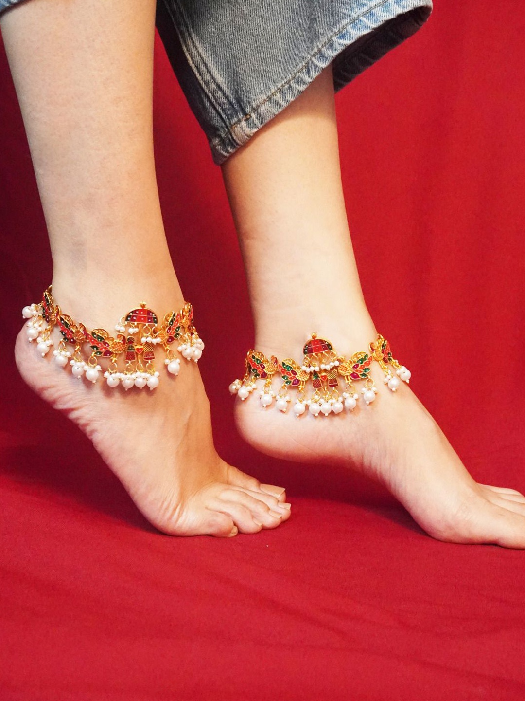 

Niscka Gold-Plated Kundan Studded Meenakari Anklet