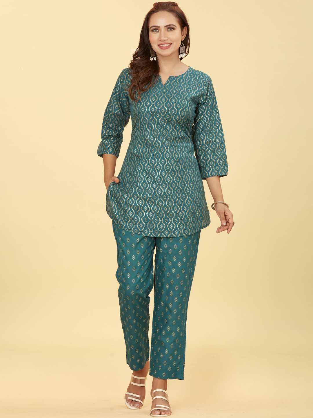 

ODD BY chansi TRENDZ Ethnic Motifs Printed Notched Round Neck Regular Kurta with Trousers, Green