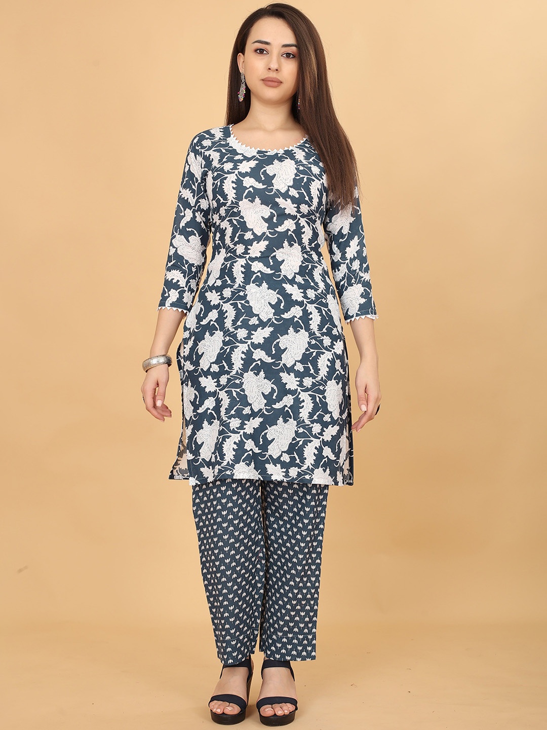 

ODD BY chansi TRENDZ Floral Printed Round Neck Straight Kurta With Trousers, Grey