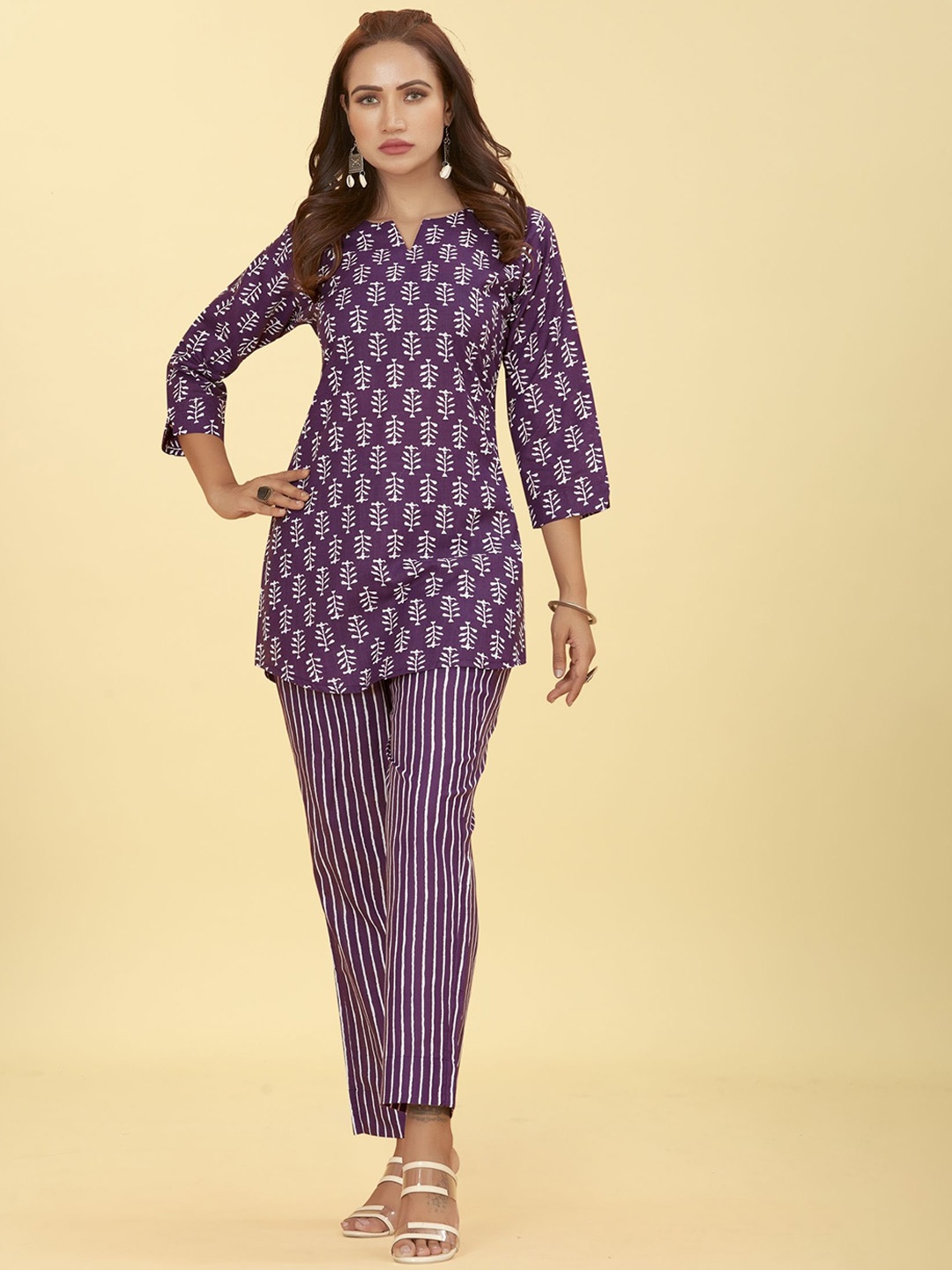 

ODD BY chansi TRENDZ Floral Printed Notch Neck Straight Kurta With Trousers, Violet