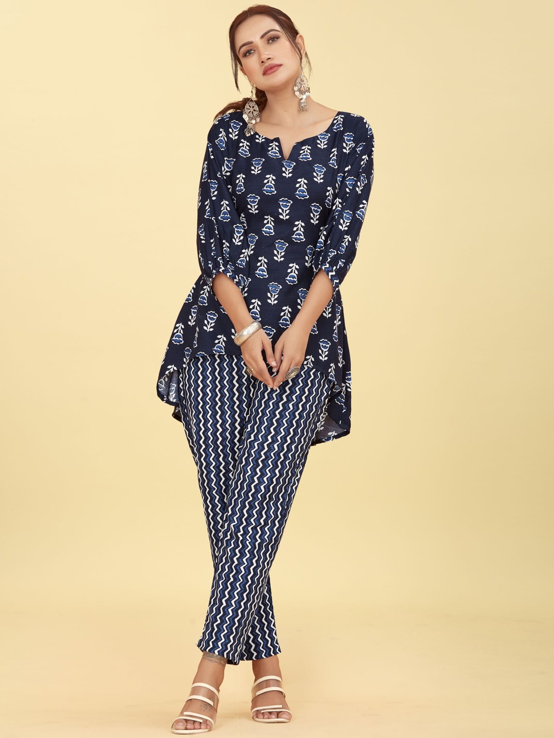 

ODD BY chansi TRENDZ Floral Printed Notched Round Neck Regular Kurta with Trousers, Navy blue