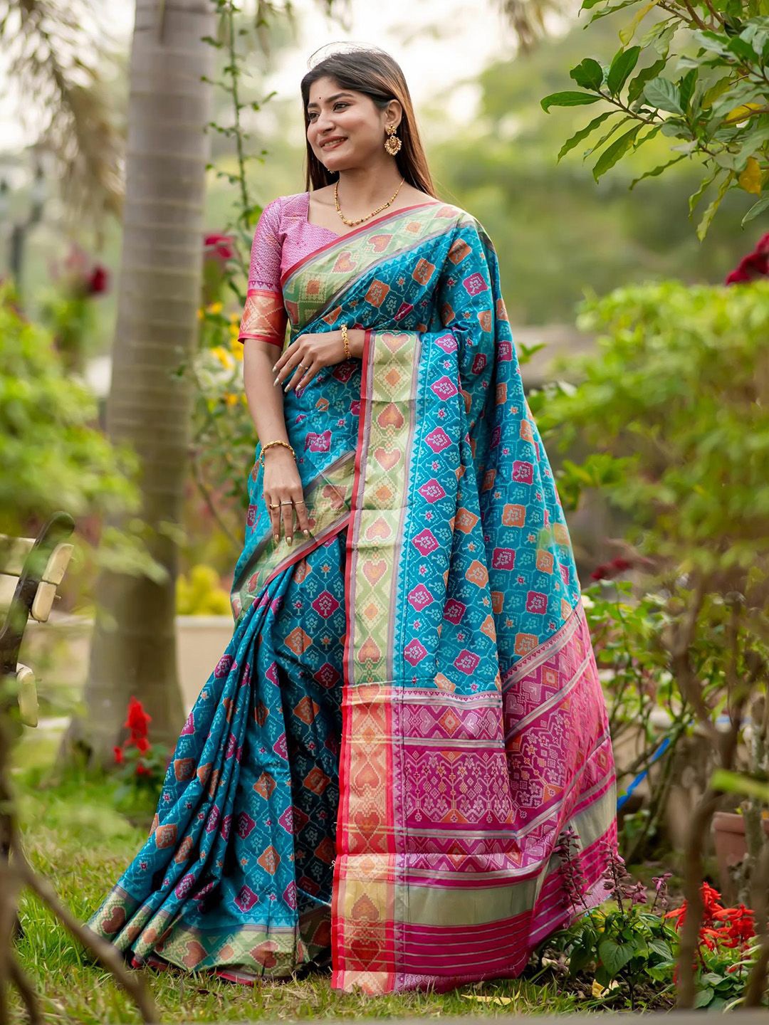 

Ishin Floral Zari Banarasi Saree, Blue