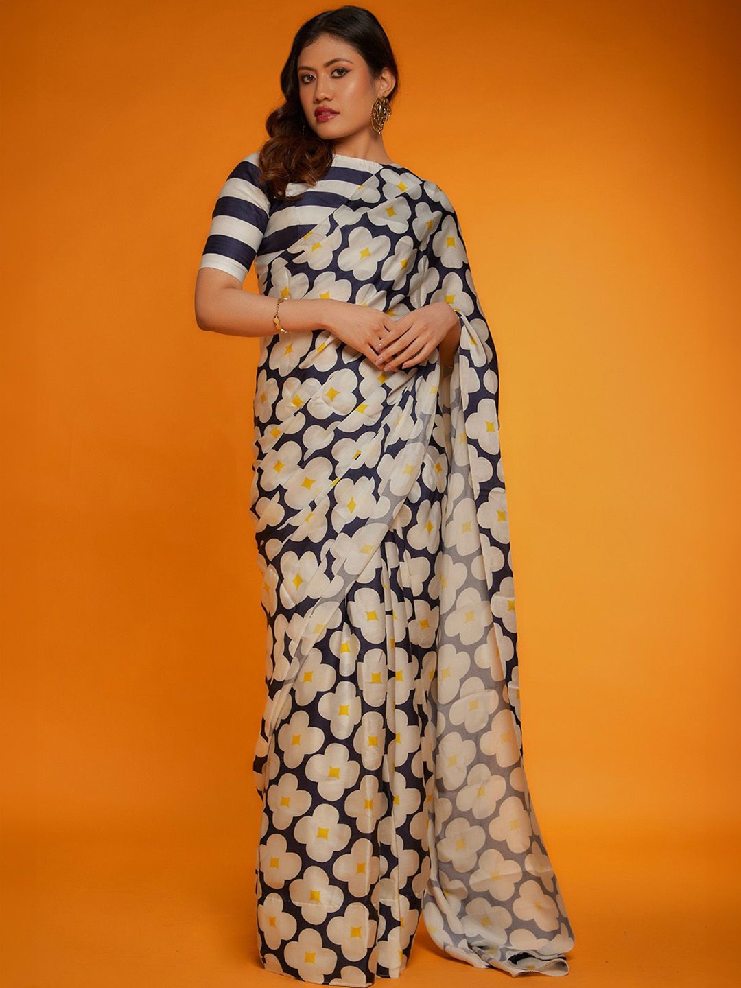 Ishin Floral No Border Saree, White