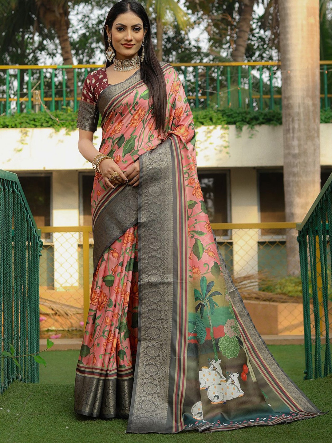 

Ishin Floral Zari Saree, Peach