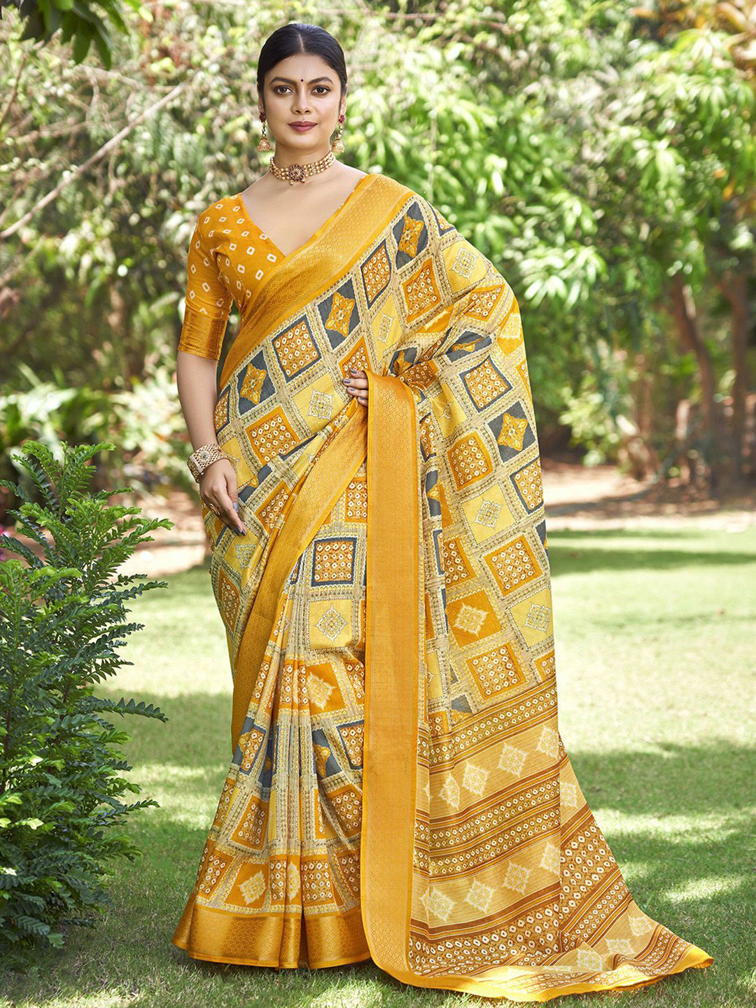 

Ishin Zari Woven Geometric Saree with Blouse, Yellow