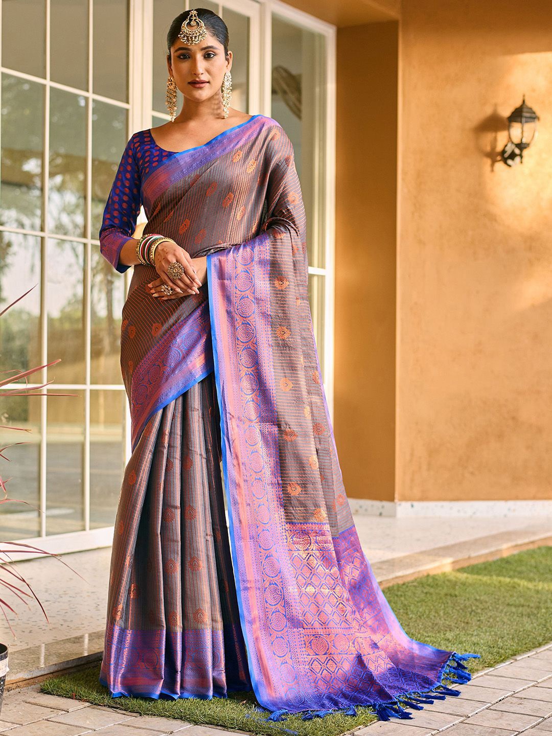 

Ishin Woven Design Zari Kanjeevaram Saree, Grey