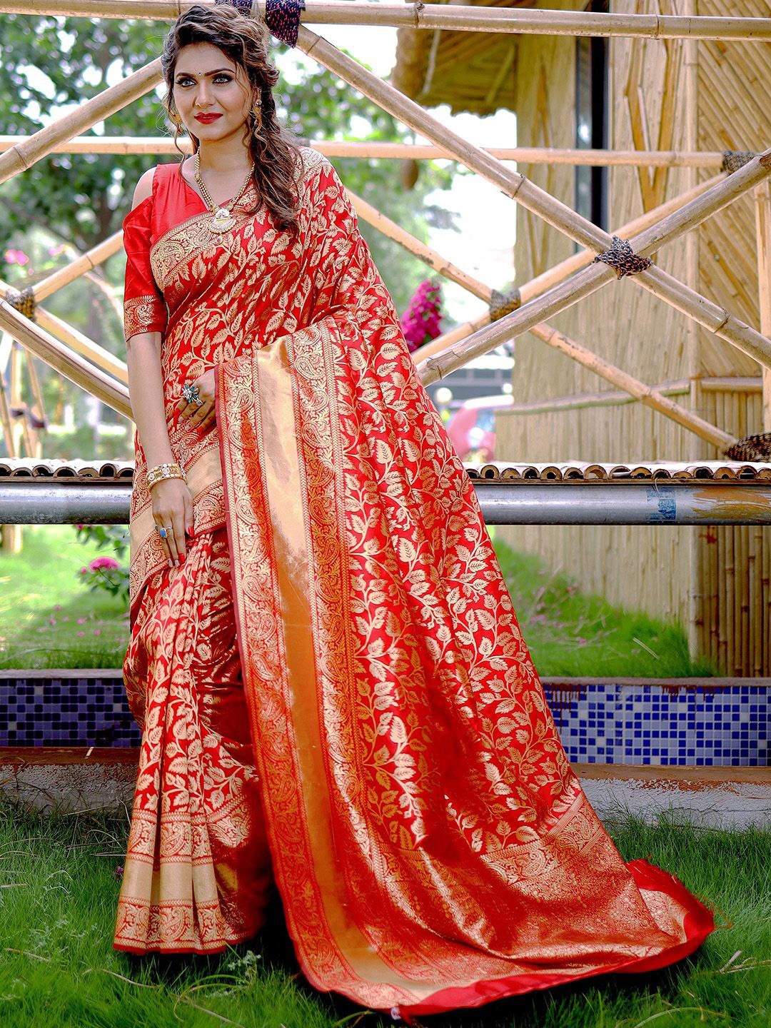 

Ishin Ethnic Motif Zari Woven Banarasi Saree, Red