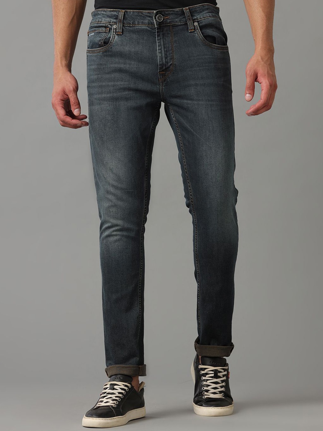 

Voi Jeans Men Comfort Skinny Fit Mid-Rise Light Fade Stretchable Jeans, Blue