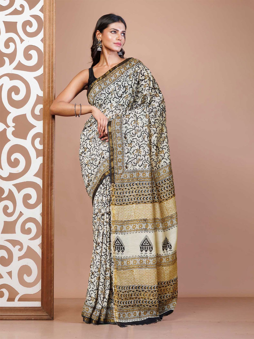 

Unnati Silks Bagru Silk Cotton Floral Zari Handloom Saree, Cream