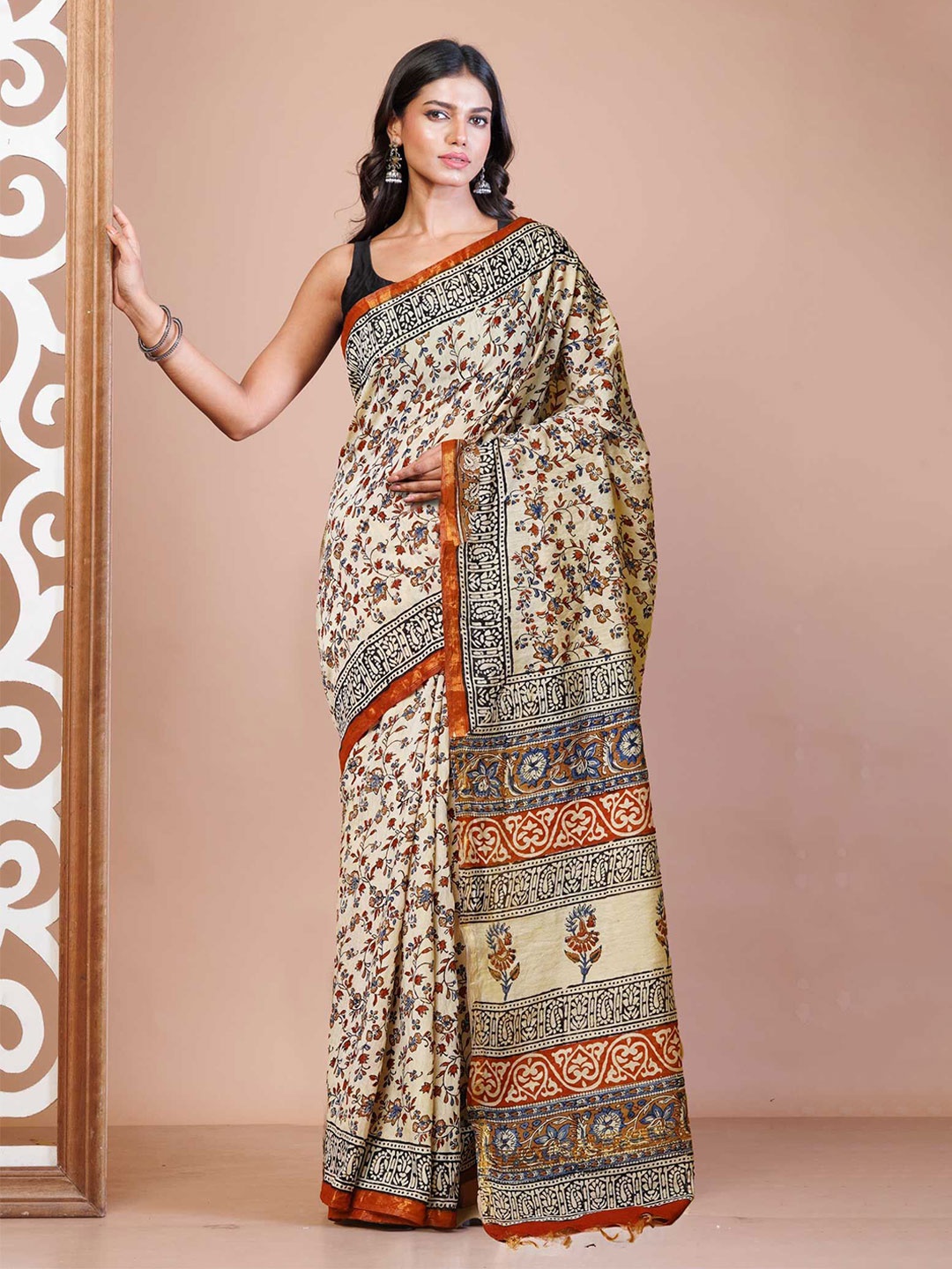 

Unnati Silks Floral Zari Handloom Bagru Saree, Cream