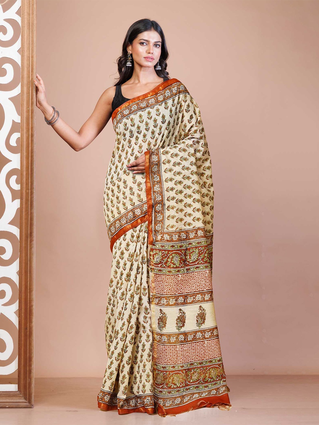 

Unnati Silks Floral Zari Handloom Bagru Saree, Cream