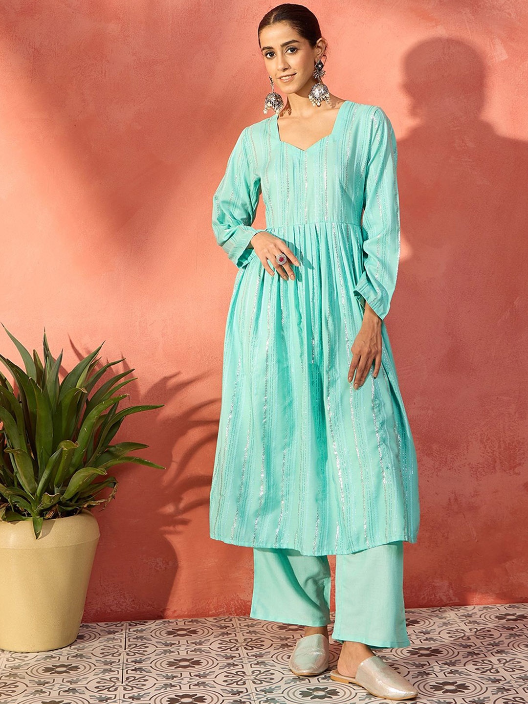

InWeave Sweetheart Neck Embroidered Anarkali Thread Work Kurta with Trousers, Green
