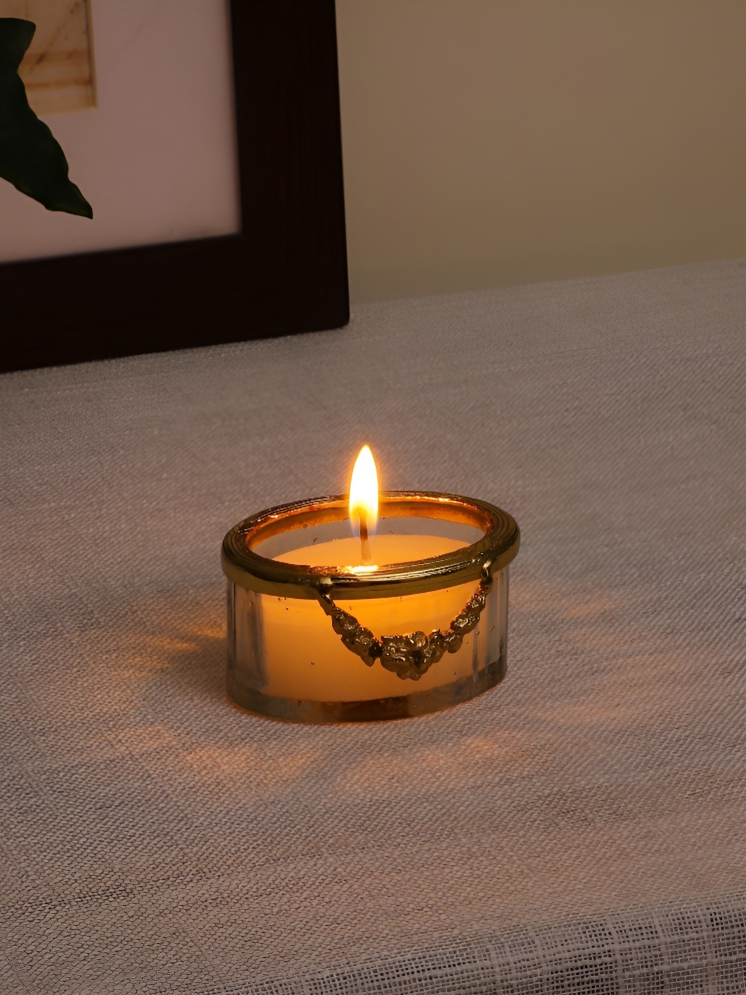 Decor de Maison White & Gold Toned Textured Snowy Whisper Scented Jar Candle